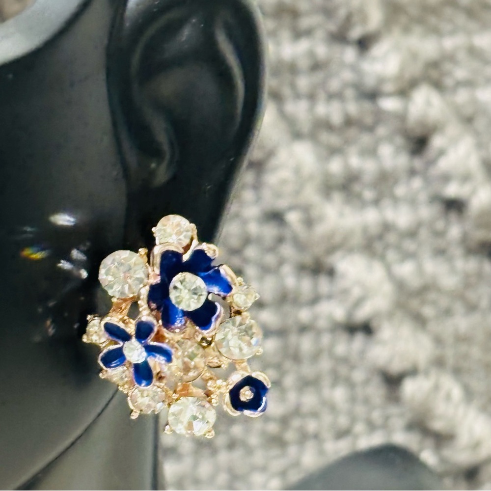 NWT❤️Betsey Johnson Sapphire & Crystal Flower Earrings - Picture 2 of 3